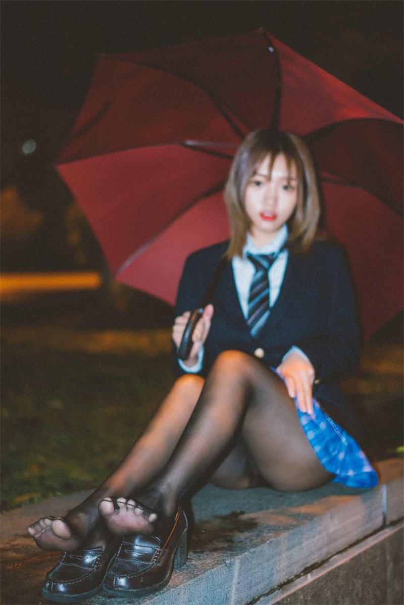 图片[7]-柒柒要乖哦最新图片鉴赏 在雨中撑伞的乐观女孩-子萌小栈